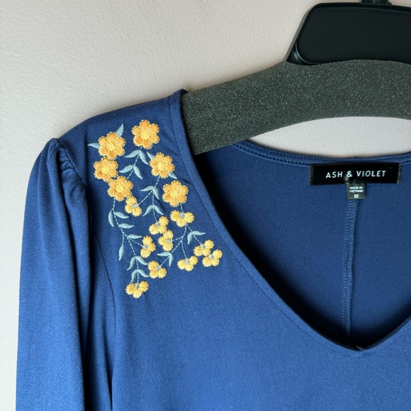 NWT Ash & Violet Blue V-Neck Embroidered Floral Top M - Picture 3 of 7